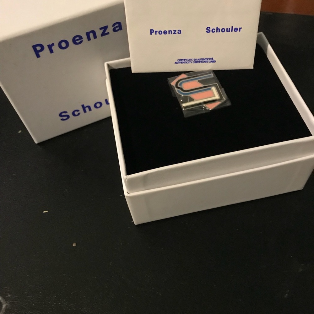 Initial pin NWT